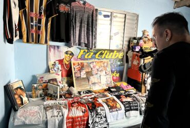 Dona de fã clube do MC Daleste guarda lembranças do artista em sua residência
