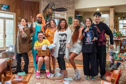 Darley ( Dan Mendes ), Ina ( Heslaine Vieira ), Muricy ( Ju Amaral ), Nana ( Valentina Bandeira ), Shunji ( Pedro Ogata ), Mirinda ( Regina Casé ) Belinha ( Heleninha Repertório ) e Mari ( Luana Martau ). Globo/ Estevam Avellar