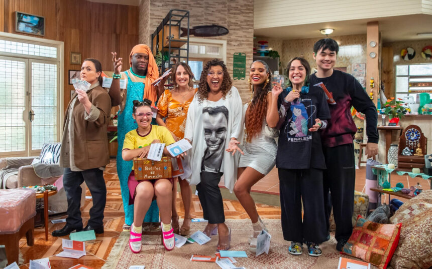 Darley ( Dan Mendes ), Ina ( Heslaine Vieira ), Muricy ( Ju Amaral ), Nana ( Valentina Bandeira ), Shunji ( Pedro Ogata ), Mirinda ( Regina Casé ) Belinha ( Heleninha Repertório ) e Mari ( Luana Martau ). Globo/ Estevam Avellar